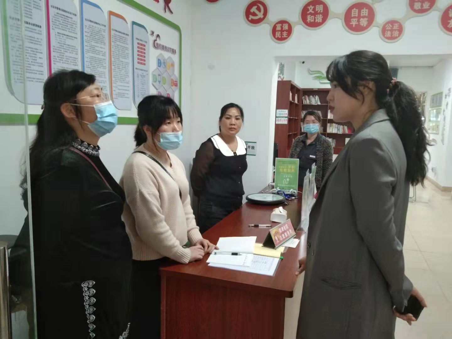 区文旅体局到工农街道霞港社区视察并布置疫情防控工作.jpg