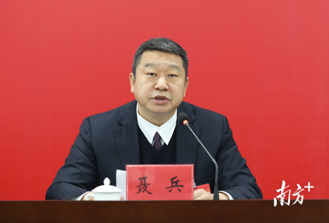 霞山区委书记聂兵出席记者会。郭龙碧 摄