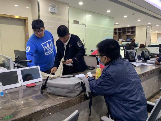  区人社局劳动监察大队队长周培荣为农民工联系相关人员