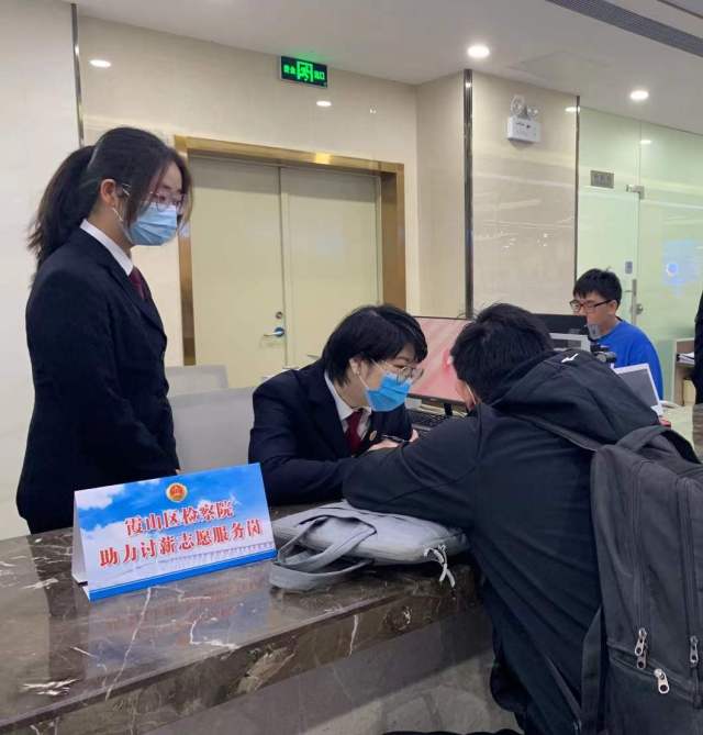 区人民检察院第四检察部吴云媛主任为群众讲解法律法规