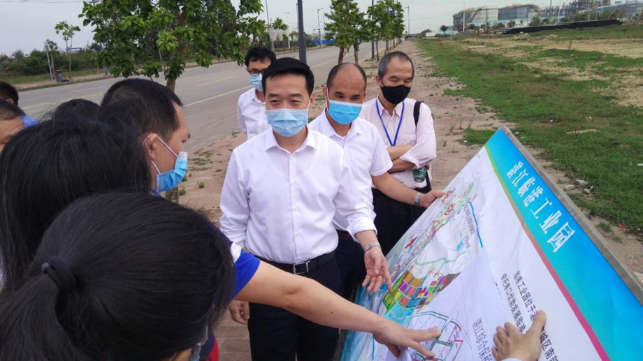 3月26日,区委副书记,代区长杨杰东到临港工业园调研湛江综合保税区