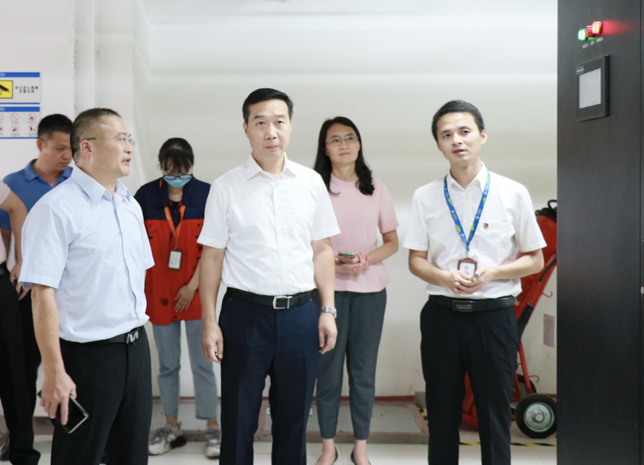 杨杰东区长深入产业园区调研 为企业解决实际问题