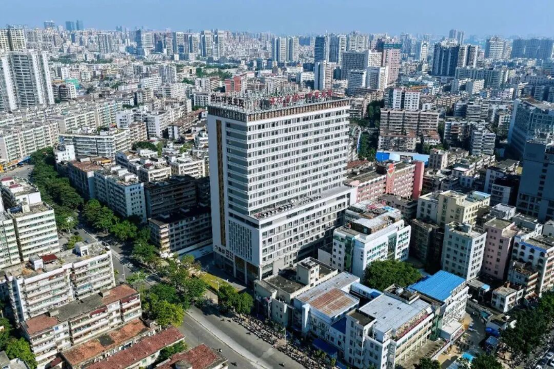 湛江市第二中医院新住院综合大楼和门诊大楼.jpg