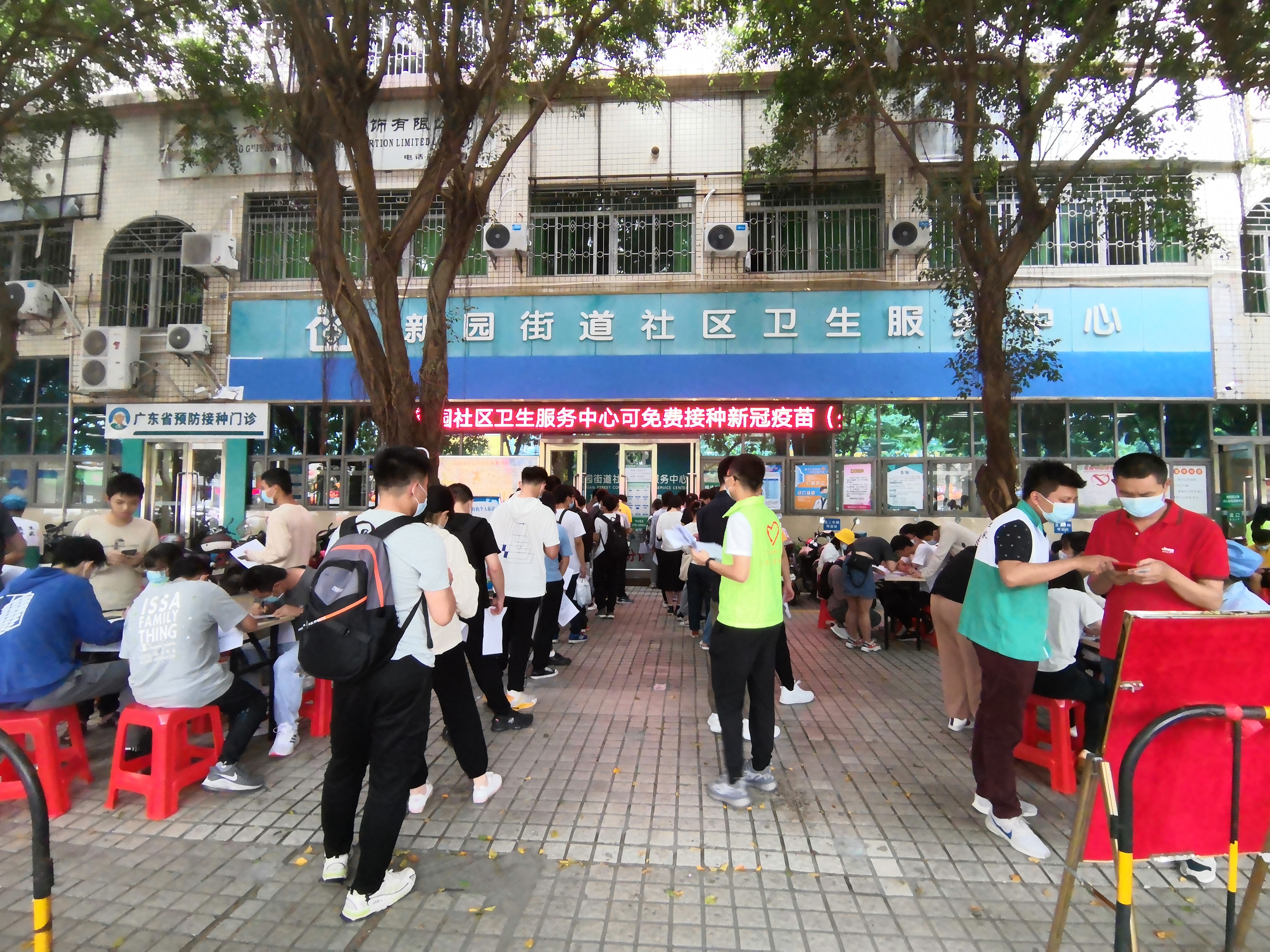 (市民在新冠疫苗接种点有序排队等候)